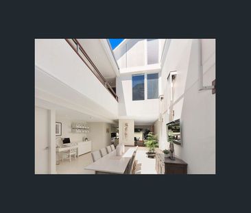 Large luxury resort style family home with pool - Photo 5