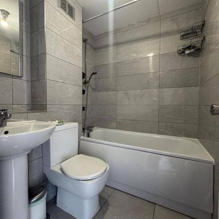 Charlotte Despard Avenue, London SW11 - Photo 3