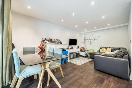 3 bedroom flat to rent - Photo 2