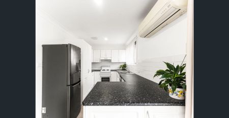 NEAT, TIDY & PEACEFULLY POSITIONED FAMILY HOME - Photo 5