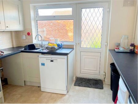 3 bedroom semi-detached house to rent - Photo 4