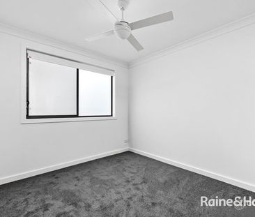 Stylish Townhouse - Photo 3