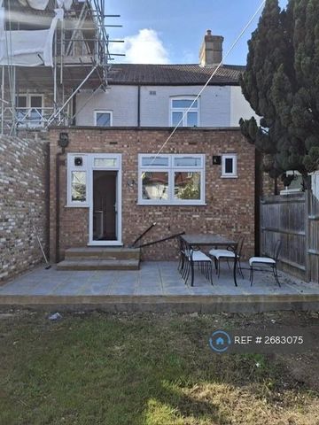 3 bedroom terraced house to rent - Photo 5