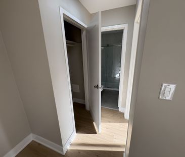 For Lease - 31 Huron Heights Drive, Newmarket, Ontario - Photo 5