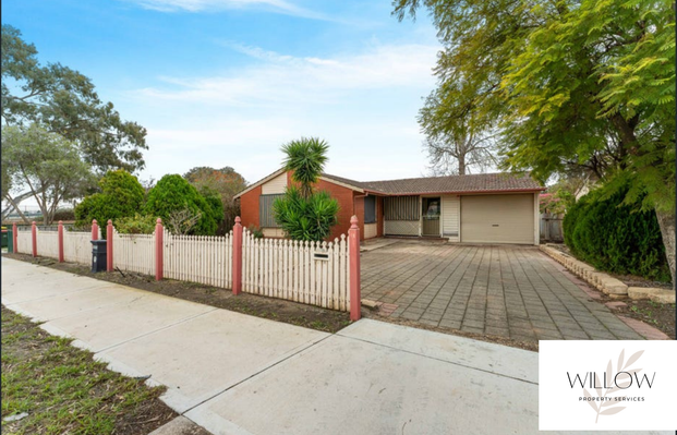 Freshly painted home in a great location! - Photo 1