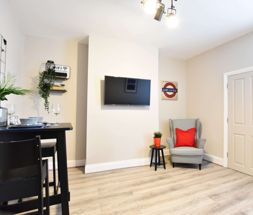 🏙️ Comfy Ensuite + Great House Vibes! Room 6 - Photo 1