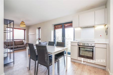 2 bedroom flat to rent - Photo 2