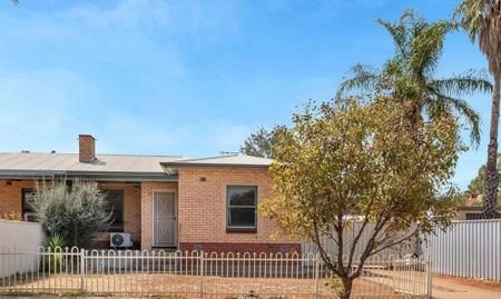Comfortable Family Home - Photo 3