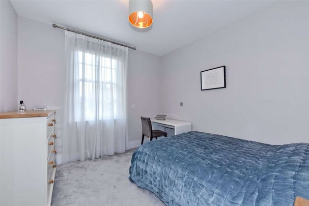 A beautifully presented two bedroom apartment in a much sought after development with underground parking on the banks of the river Thames. - Photo 1