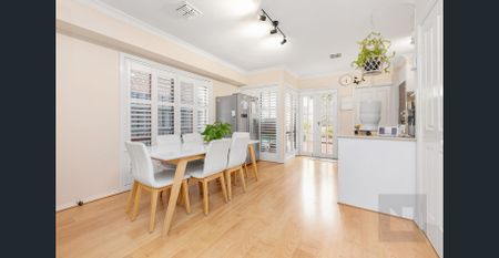 Stunning townhouse with parklands on your doorstep - Photo 2