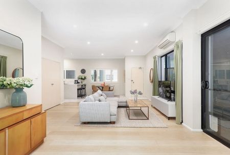 Centrally Positioned, Expansive And Modern, Executive Style, Sun-Kissed And Private Two Bedroom, Two Bathroom Courtyard Oasis, Moments To The Village - Photo 2