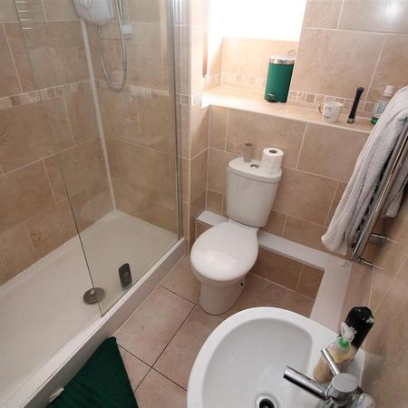 1 bedroom in a house share to rent - Photo 4