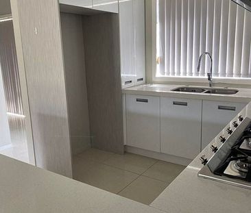 Stylish 4BR Townhouse in Flat Bush - Photo 1