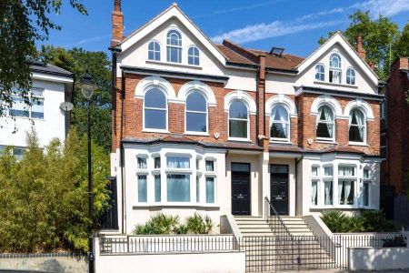 An exceptional 6 bedroom, 4 bathroom modern residence located on the exclusive Stanhope Gardens. - Photo 4
