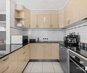 Bright, Stylish Top-Floor Apartment – Just 6 km from Brisbane CBD! - Photo 6