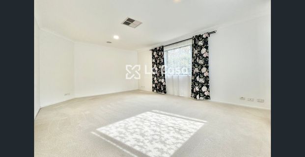 A world of exquisite design and unparalleled comfort at 21 Robinia Place. - Photo 1