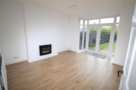 3 bedroom semi-detached house to rent - Photo 3