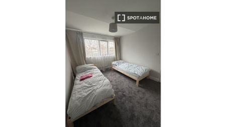 Bed in shared twin room in a 7-bedroom apartment for rent - Photo 4