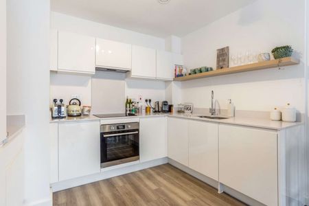 Excellent executive apartment superbly positioned to make the most of what Farnham has to offer. - Photo 2