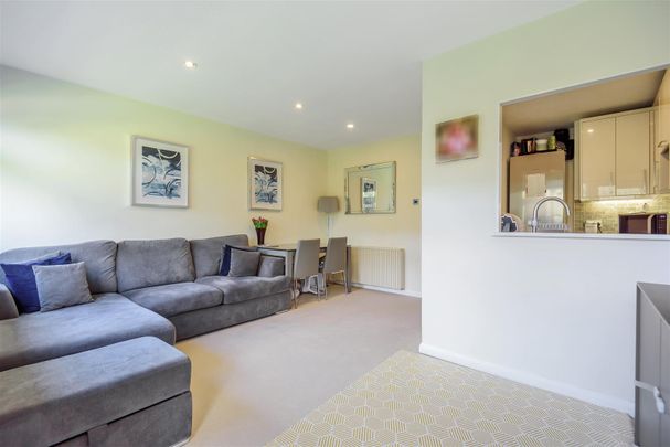 2 bed apartment to rent in St. Peters Close, Bushey, WD23 - Photo 1
