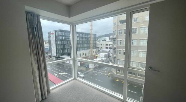 Views Over the City - Furnished 1 bedroom Apartment - Photo 1