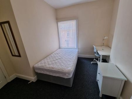 3 bedroom terraced house to rent - Photo 3