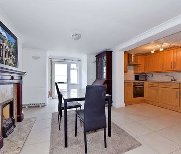 Short Let - all bills included. A spacious lower-ground floor studio flat perfect for a single person. - Photo 1