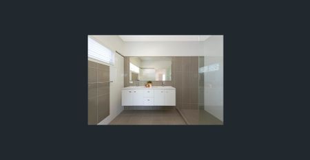 Executive 4 Bedroom Home with Sparkling Pool - Photo 2