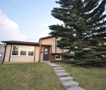 5 BDM, 2 BATH BIG HOUSE! BEDDINGTON | Beddington Rise NE, Calgary - Photo 1