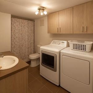 Grand 4 1/2 RÉNOVÉ en COIN, ASCENSEUR, GYM, PISCINES - INCOMPARABLE - Photo 2