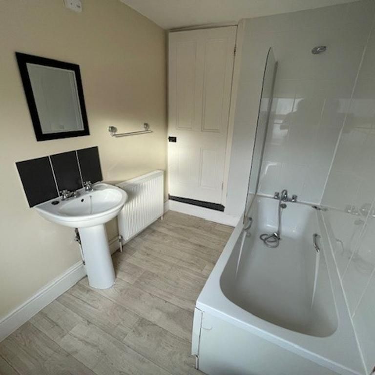 2 bedroom end of terrace house to rent - Photo 1