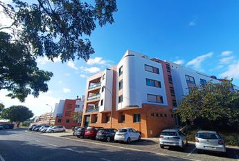 Apartamento T3 com Terraço Privativo para Arrendamento em Nova Queijas