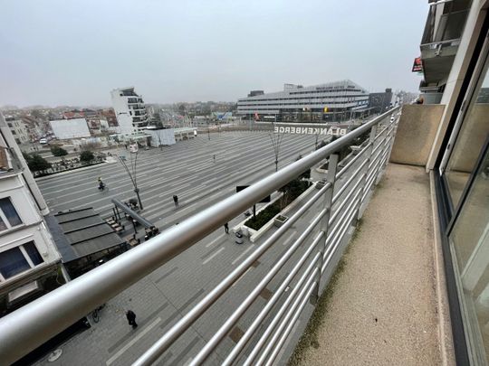 Instapklaar appartement met twee slaapkamers en terras gelegen op het Stationsplein. - Photo 1