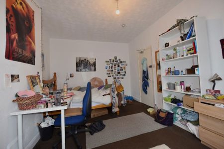 6 bedroom House in Hyde Park, Leeds - Photo 3