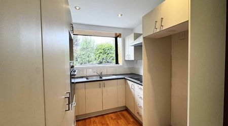 Quiet home in Bromley - Photo 2