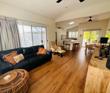 Stylish & Spacious Townhouse in a Prime Kiama Location - Photo 3