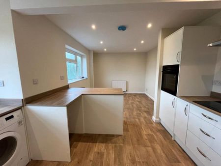 3 bedroom semi-detached house to rent - Photo 4