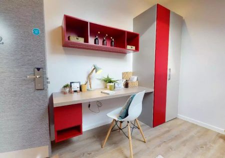 Silver 2 Bed Apartment - Photo 4
