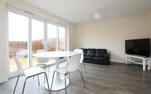 STUDENT PROPERTY - A superb six bedroom property in a brand new development of Stoke Gifford (close to UWE) on a fully furnished basis with bills excluded. - Photo 1