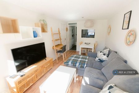 2 bedroom flat to rent - Photo 2