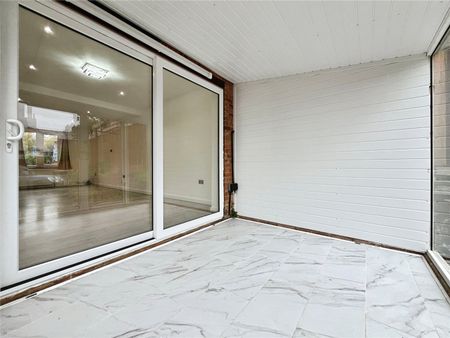 Trumpsgreen Road, Virginia Water, Surrey, GU25 4HX - Photo 3