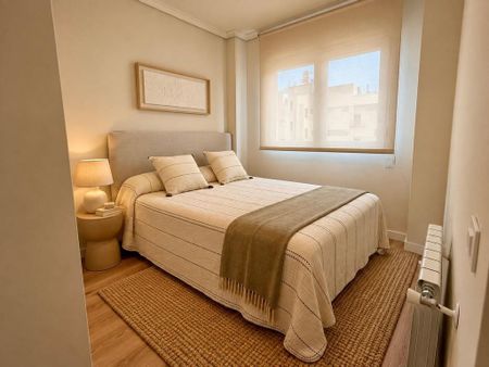 2 room luxury penthouse for rent in Valencia, Spain - Photo 3