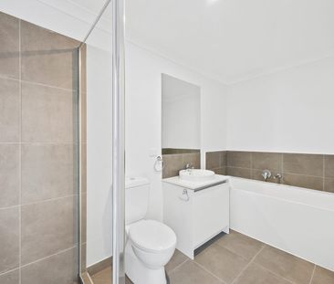 Spacious 4-Bedroom Townhouse - Photo 3