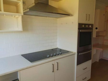THE COUNTRY COTTAGE CHARM IN THIS 3-5 BEDROOM HOUSE WITH VERANDAHS, SHADE AND WITH EXTRA SELF CONTAINED STUDIO FLAT - Photo 5