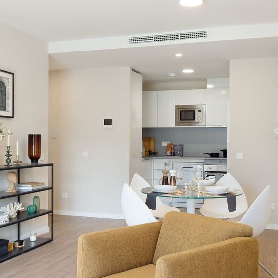 Alquiler de piso en Calle Poeta Muñoz Rojas, 5 - Photo 1