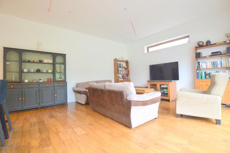 Detached House - Photo 3