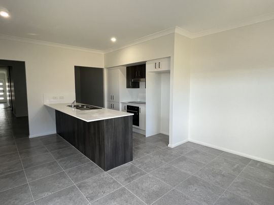 Duplex in Popular Teneriffe Estate - Photo 1