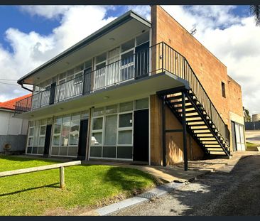 One bedroom Unit, semi furnished - Photo 5