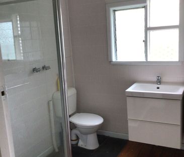 Charming Two–Three Bedroom Home in Peaceful Rhyll Location - Photo 6