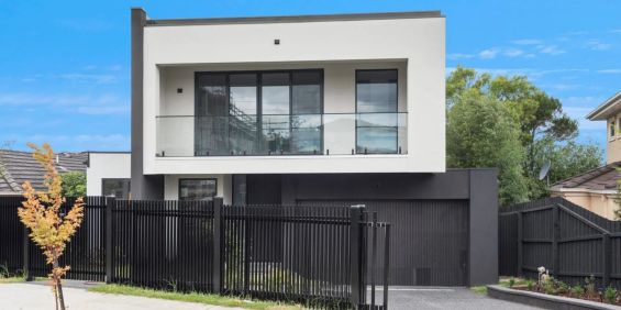 Luxury Family Residence + Self Contained Accommodation! - Photo 3